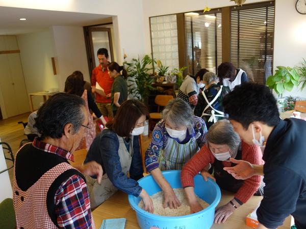 「ソーシャルデイ ひと花」は利用者が誰かのために自分の特技や経験を生かせる場をつくる