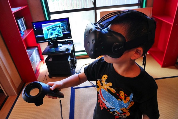 「アインシュタイン放課後」で、最新のVRを試す子どもたち