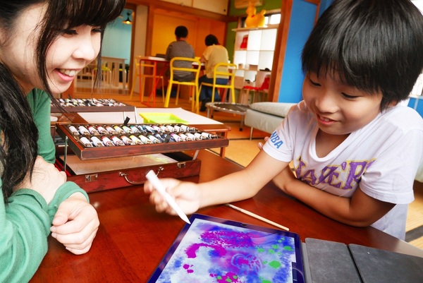 「アインシュタイン放課後」で、iPadで絵を描く子どもたち