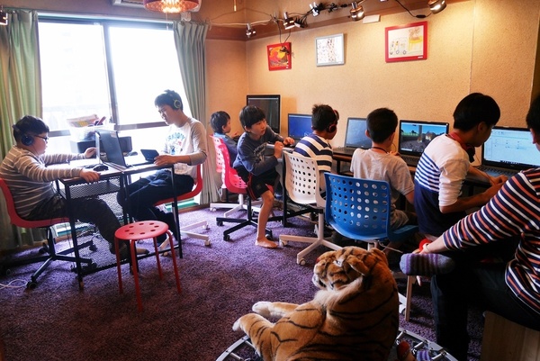 座って好きな作業をする生徒