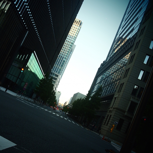 路上で倒れる人